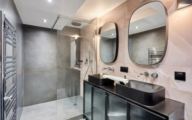 Superb Parisian Apartment / Pere Lachaise