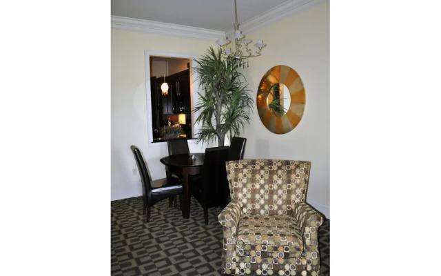 Carriage House Hotel