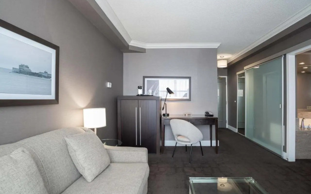 Stage West All-Suite Hotel & Theatre Restaurant