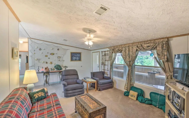 Bright Steinhatchee Home: Proximity to Ocean!