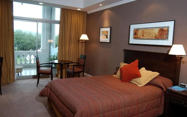 Howard Johnson by Wyndham Sierras Hotel and Casino