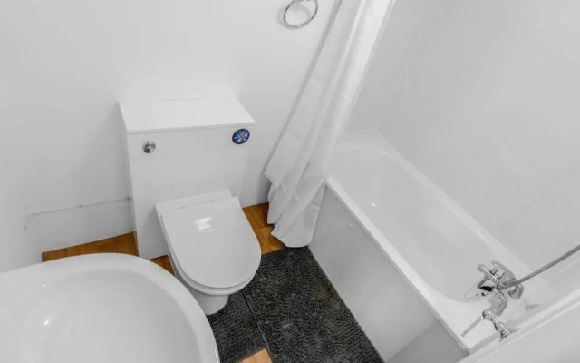 Room-charming Edinburgh Guest Room With