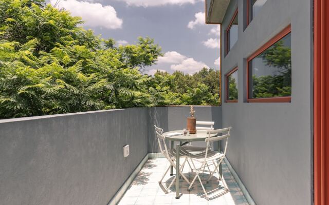 1BR Top Floor in an Art Deco Building!