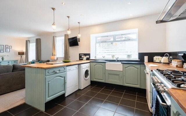 5 Bedrooms/sleeps 10-12/free Wifi & Parking/garden