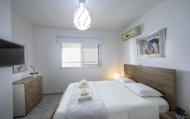 Larnaca Finikoudes Suite 405