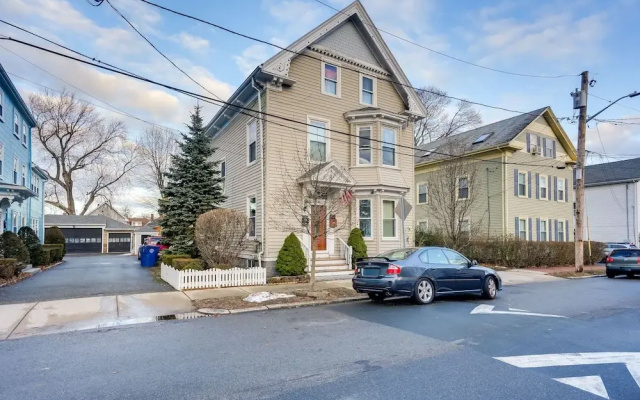Pet-friendly Salem Apartment w/ Shared Deck!