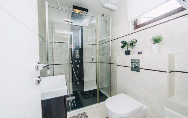 Luxury 3 Story House- Best View- Free Parking