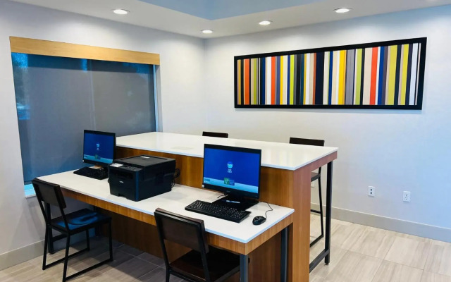 Holiday Inn Express & Suites Salinas by IHG