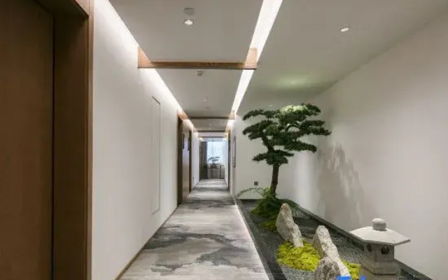 Qianna Hotel (Zhengzhou Erqi Square Dennis David City)