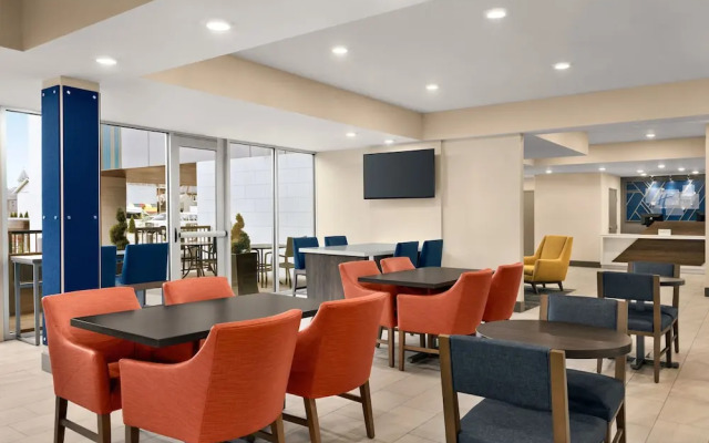 Holiday Inn Express & Suites Evansville Downtown