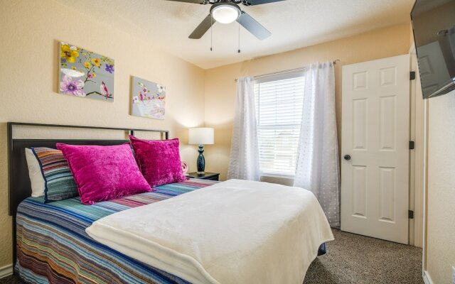 San Antonio Townhome ~ 2 Mi to Aquarium!
