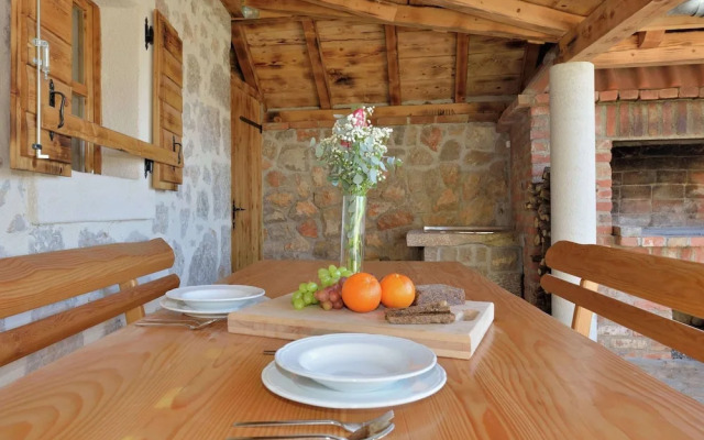 Cozy Holiday Home With Garden in Starigrad