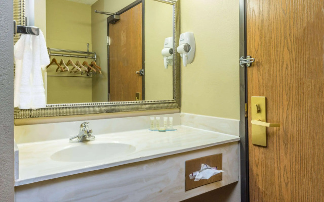 Super 8 by Wyndham Troy IL/St. Louis Area