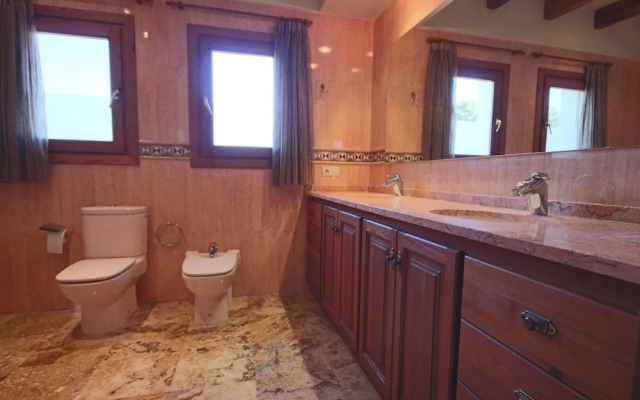 Private 4-bedroom Villa w/ Pool, Summer Kitchen & Expansive Living Space
