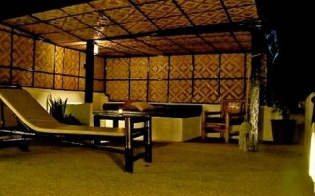 Charts Resort & Art Cafe