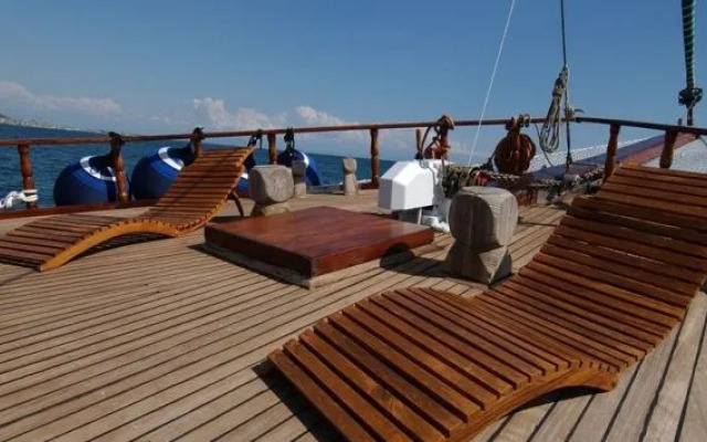 Plaghia Charter Boat&Breakfast