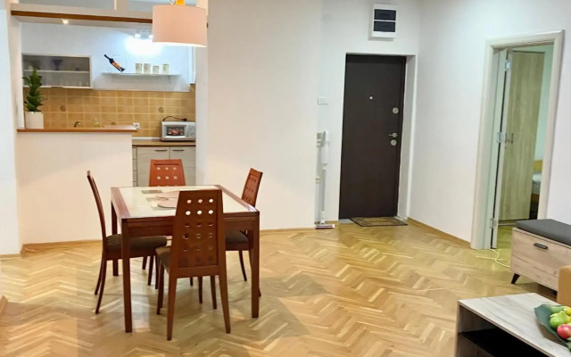 Regina's 2bedroom Near Square