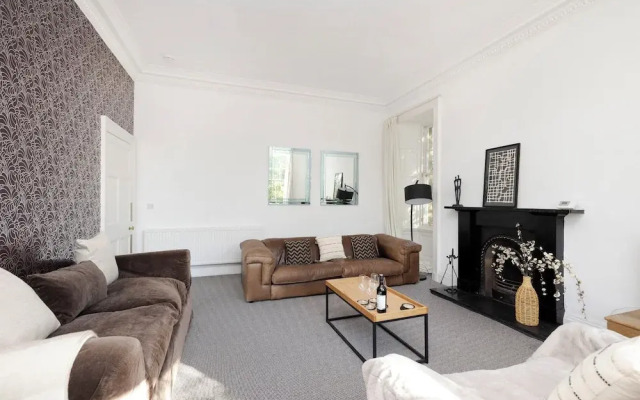 Delightful 3-bed Flat with Parking