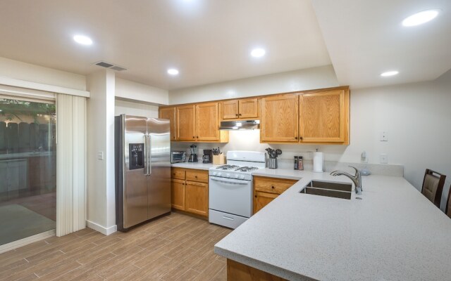 Convenient Bakersfield Townhome With Patio!