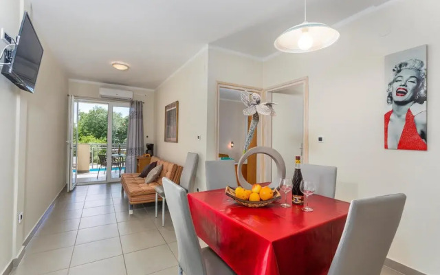 Awesome Home in Pinezici With Wifi and 2 Bedrooms