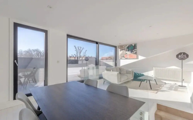 Unique and Sun Filled 2 Bedroom Flat With Balcony -hackney