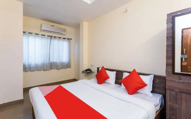 OYO 36211 Hotel Padma Palace