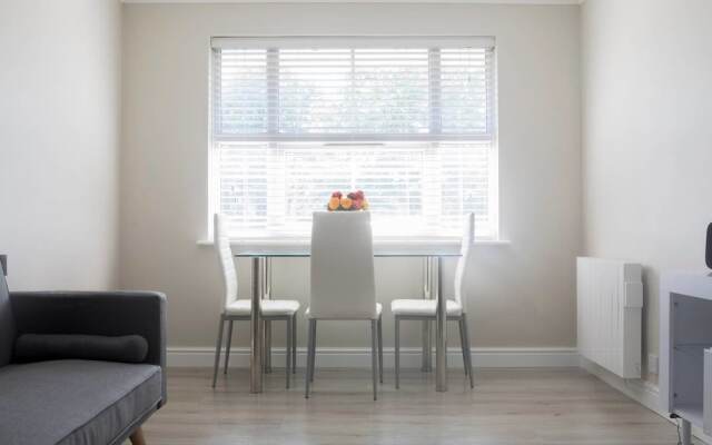 Bright 1 Bedroom Home in West London W/parking!