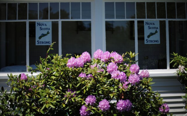 Carleton Inn and Cottages