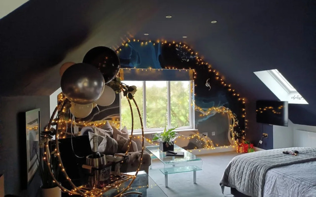 Romantic Chalet- Hot Tub- Games Room-stream-views