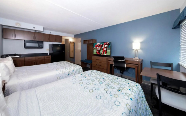 HomeTowne Studios by Red Roof Chantilly