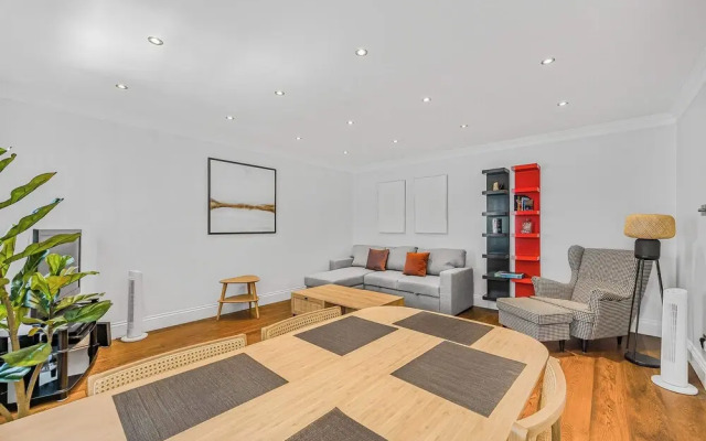 A Scholar s Gallery - Bloomsbury - by Frankie Says