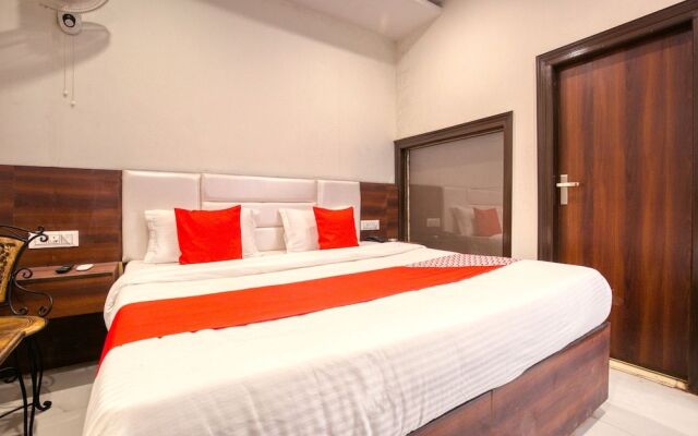 OYO 42743 Hotel Midway