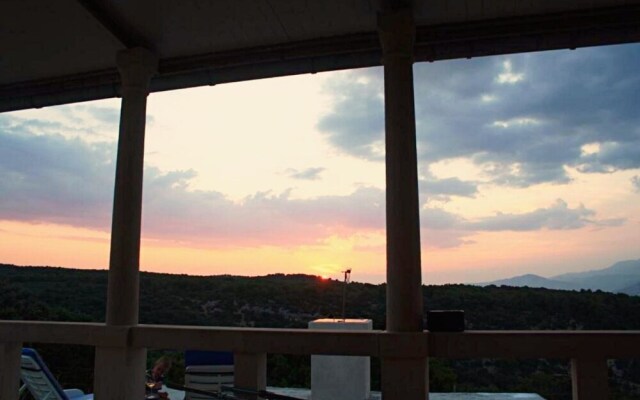 Eco Holiday House, Private Land of 11k sq. Meters!