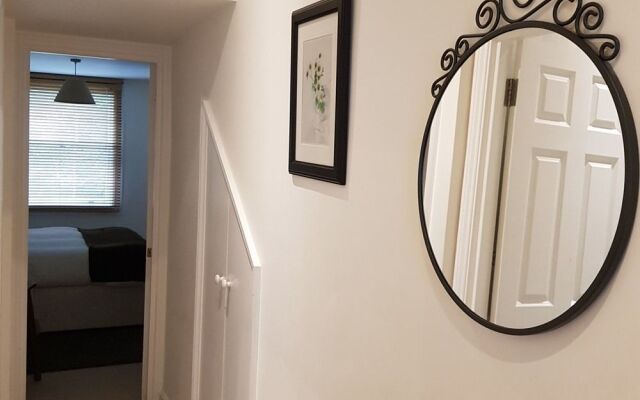 Modern 2 Bedroom Flat in Victoria - Zone 1