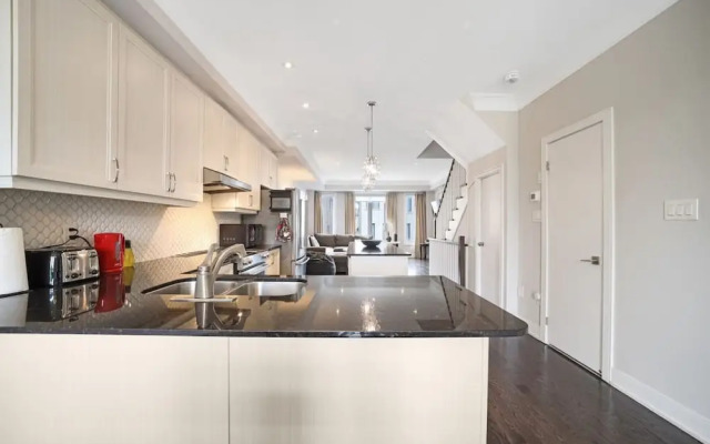 Family-friendly 3BR Mississauga Home w Parking