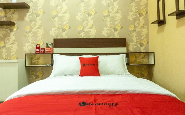 RedDoorz near Benteng Van Den Bosch