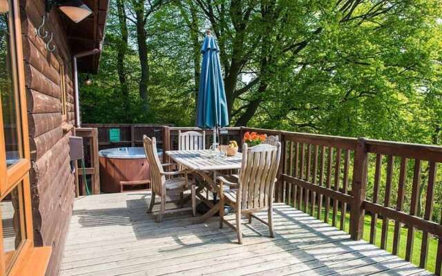 Silver Birch Lodge With Hot Tub Near Cupar, Fife