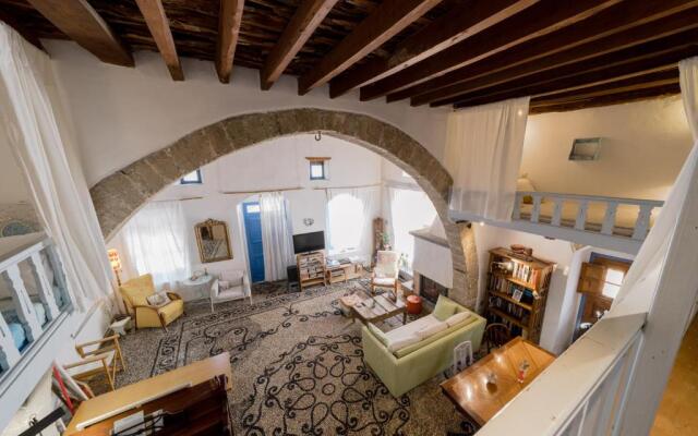 Artistic Home- 250yr old traditional village house
