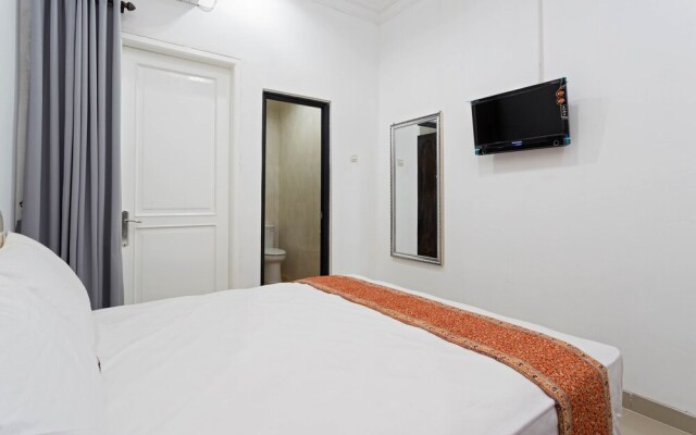 RedDoorz @ Kayu Manis Timur
