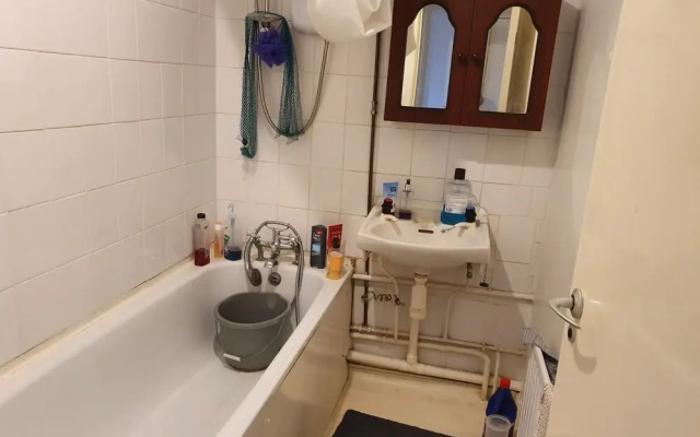 17 Spring Close Service Apartment