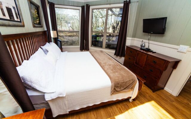 River Rd. Treehouses- Robins Roost