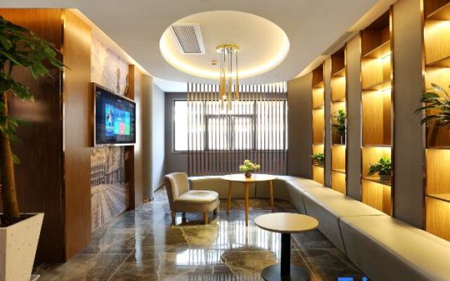 Waiting Hotel (Shanghai Jing'An Temple Nanjing West Road Subway Station)