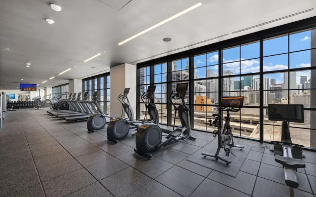 Luxury PH 51st Floor City Views