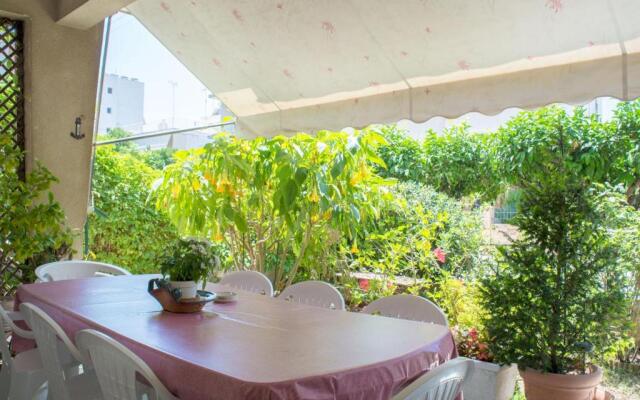 Family apt with garden next to the sea