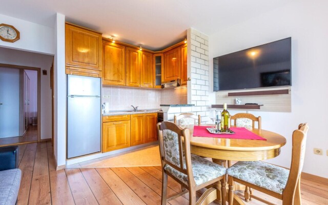Stunning Apartment in Duce With Wifi and 1 Bedrooms
