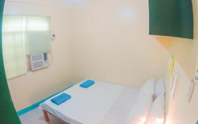 NoMadsMNL Backpackers Homestay