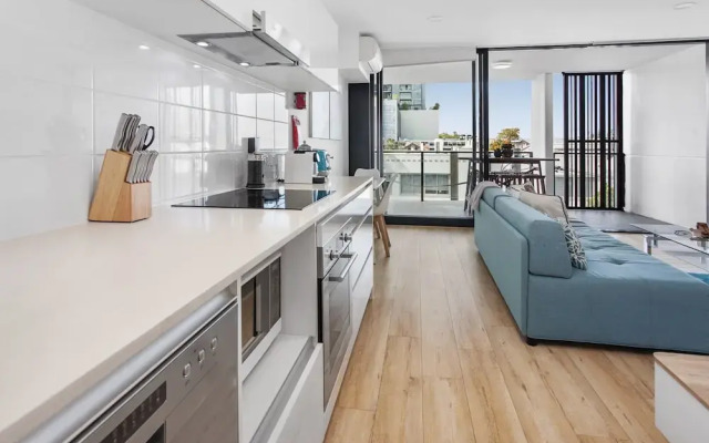 Spacious 2-bed Unit With Balcony Next to The Gabba