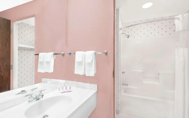 Howard Johnson by Wyndham Amherst Hadley