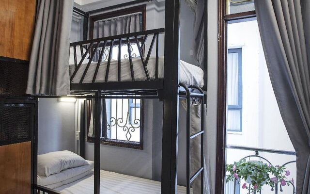 The Chi Novel Hostel – Guest Rooms – Hanoi