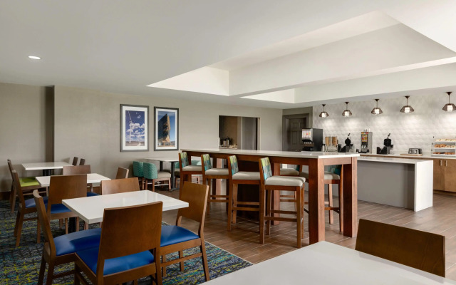 La Quinta Inn & Suites by Wyndham Shawnee